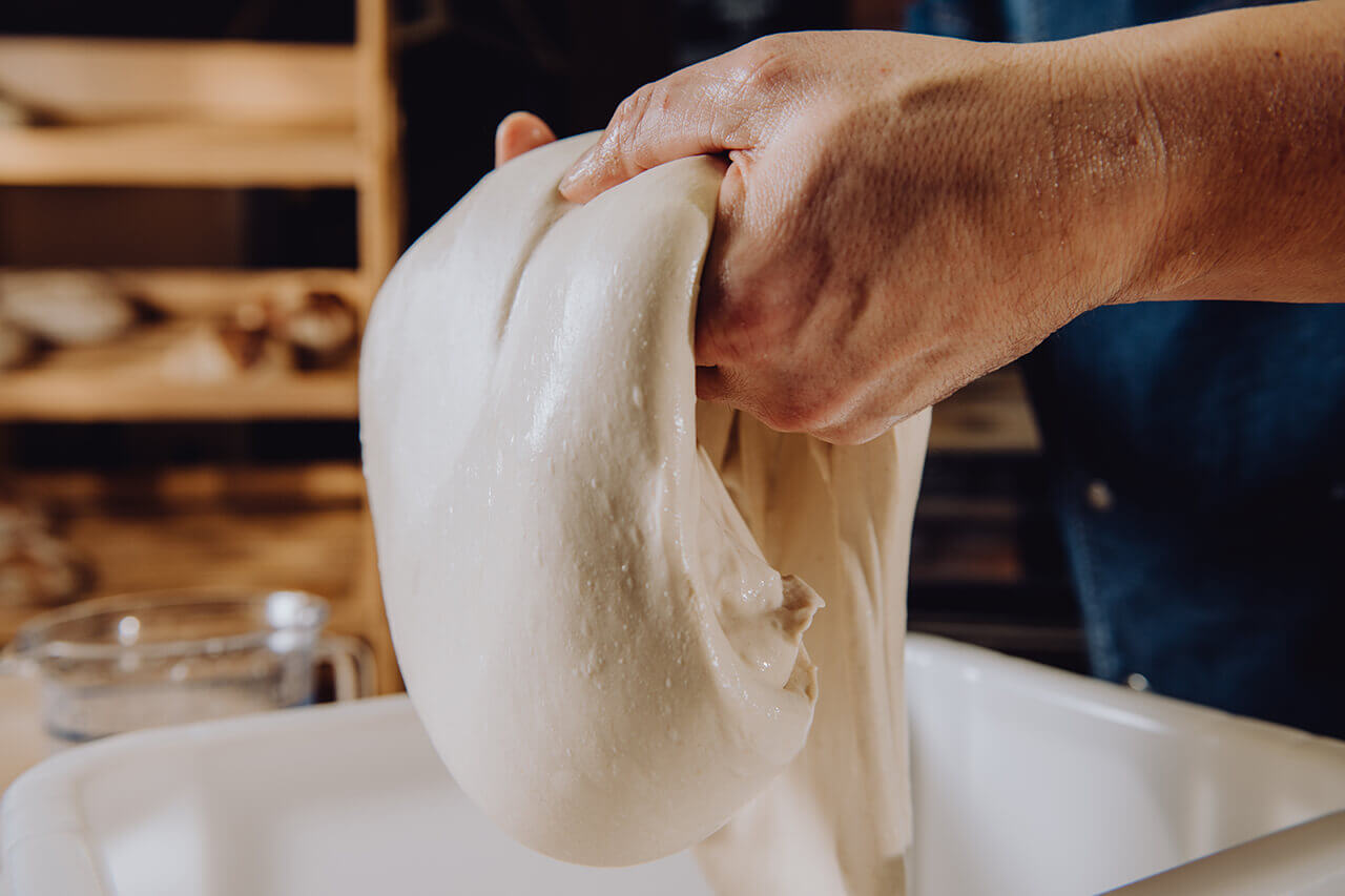 Bäcker holt Teigling aus der Gärbox