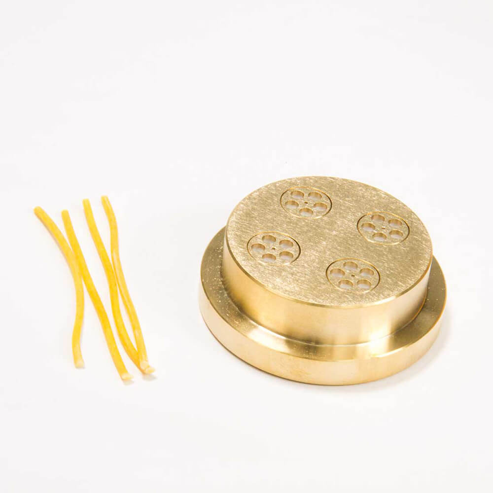 Nudelmatrize Nr. 7 für Spaghetti neben 4 Spaghetti-Nudeln vor einem weißen Hintergrund.