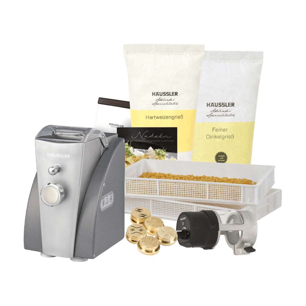 Comfortpaket Luna Grau Aluminium Nudel Comfortpaket mit Nudelmaschine, Nudelhorden, Hartweizegrieß, Matrizen, Buch und Teigabstecher ohne Hintergrund.