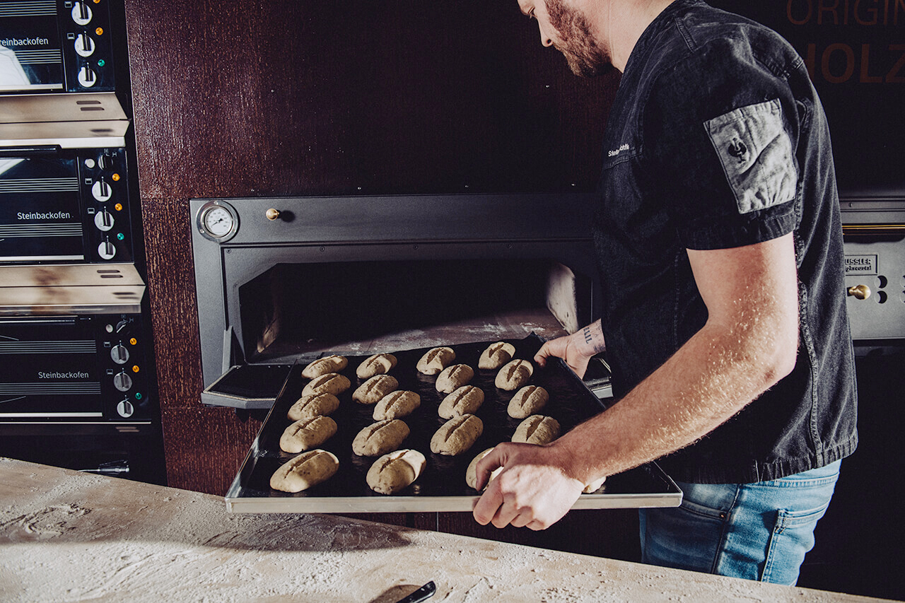 Bäcker schießt Brötchen ein