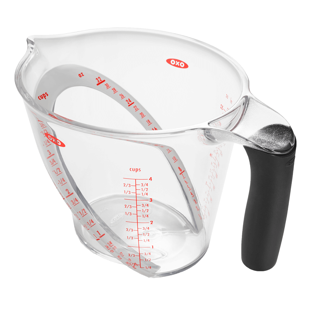 Messbecher mit abgewinkelter Skala Messbecher mit schwarzem Griff. Die Skala ist in roter Schrift aufgedruckt. Der Messbecher ist von der Seite zu sehen und man sieht auch die innere Skala