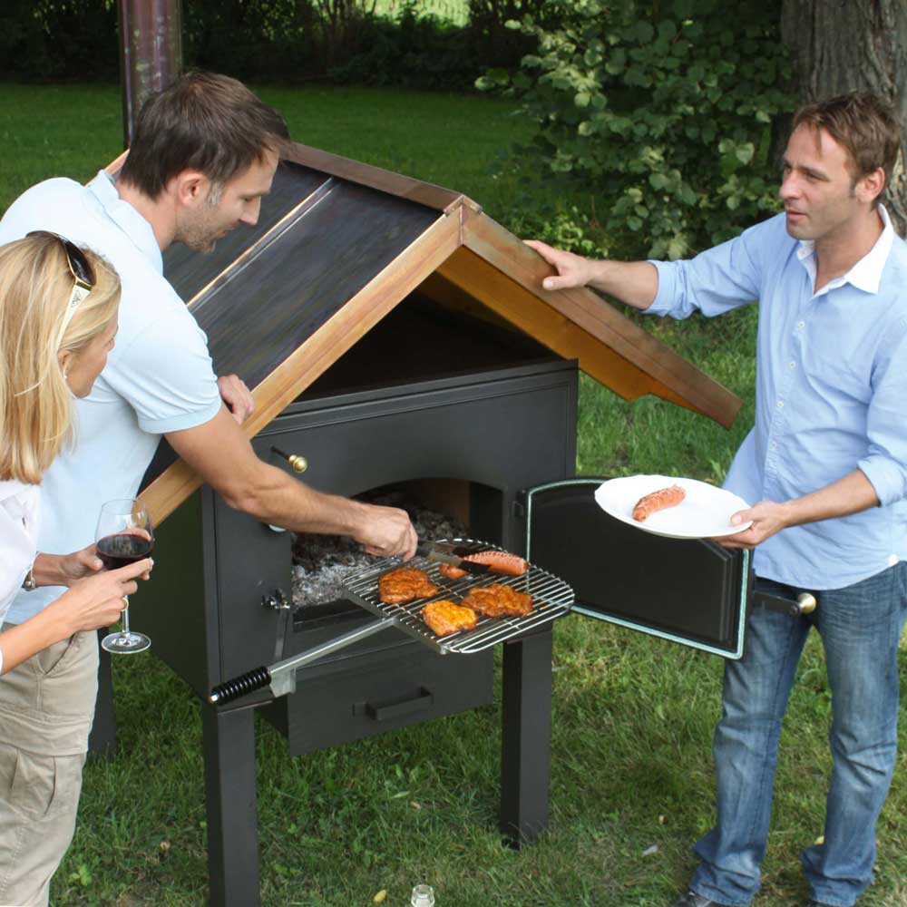 Grillschwenkarm 3 Personen stehen um den Grillschwenkarm und grillen
