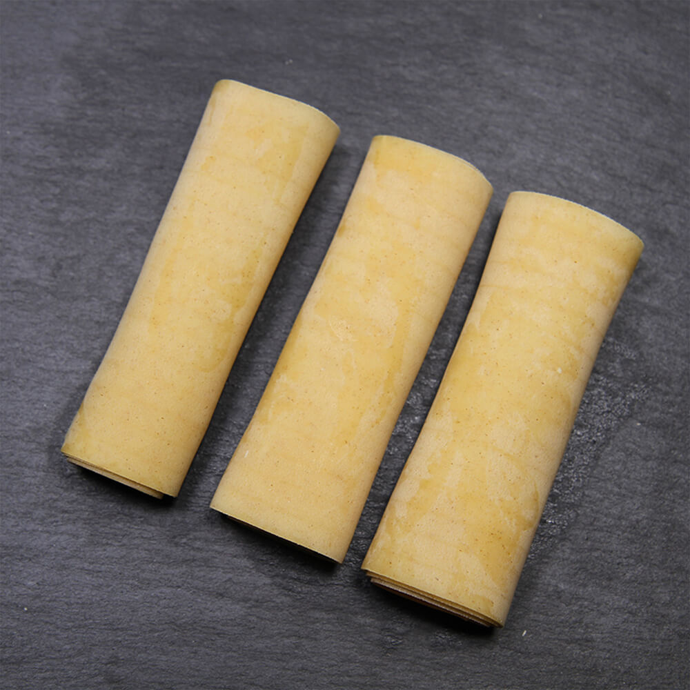 Dinkelgrieß-Nudeln mit besonders feine Qualität Aufgerollten Teigplatten auf einer schwarzen Arbeitsfläche