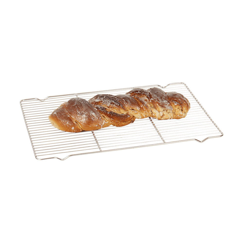 Kuchengitter Rechteckig 47 x 31 cm Rechteckiges Kuchengitter in den Maßen 47 mal 31 cm ohne Hintergrund. Auf dem Kuchengitter liegt ein frisch gebackener Nusszopf.