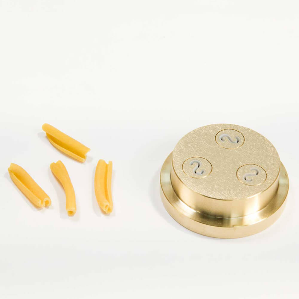 Matrize Nr. 390 - Casarecce / Studentennudel Nudelmatrize Nr. 390 für Studenten-Nudeln neben einigen Studenten-Nudeln vor einem weißen Hintergrund.