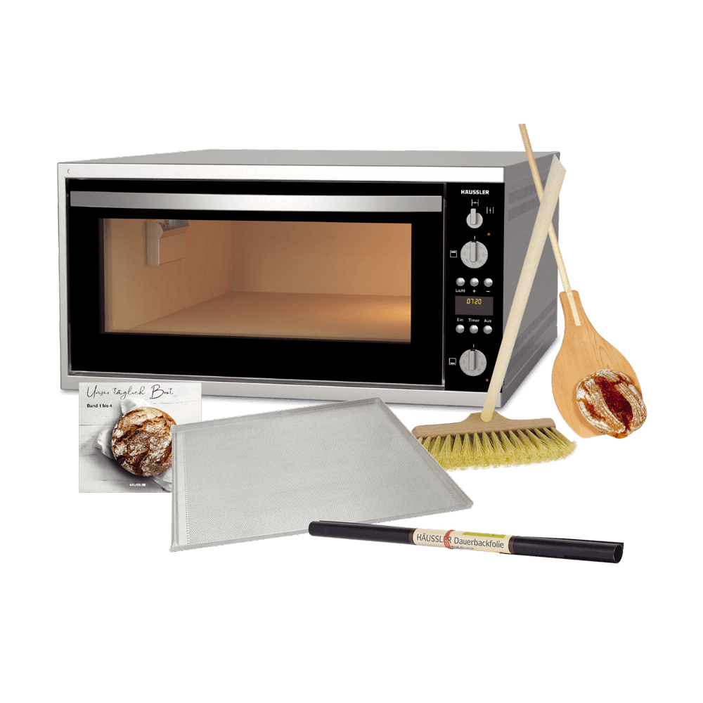 Starterpaket Master Elektro-Steinbackofen Master. Im Vordergrund liegt ein Lochblech, eine Dauerbackfolie, ein Buchschuber, ein Besen mit Stiel und ein Brotschieber mit Stiel