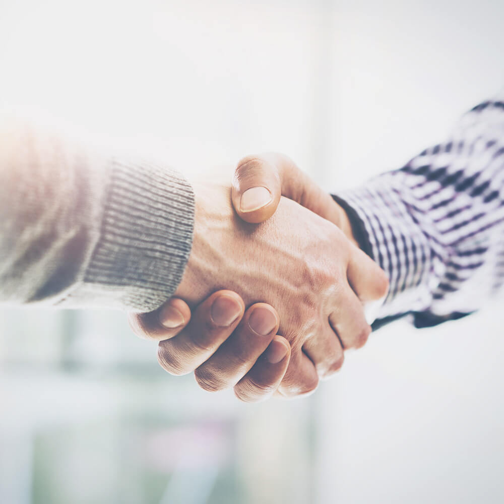 Zusammenarbeit auf Augenhöhe Männer schütteln die Hände