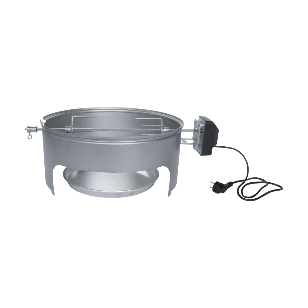 Elektrischer Grillspieß in Zwischenring von Pelletgrill eingehängt. Unten steht eine Tropfschale, ohne Hintergrund in der Frontalansicht.