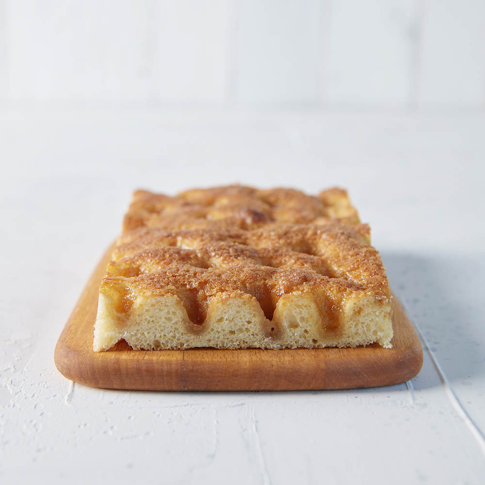 Sahne-Weinkuchen auf einem Holzbrett serviert auf hellem Hintergrund