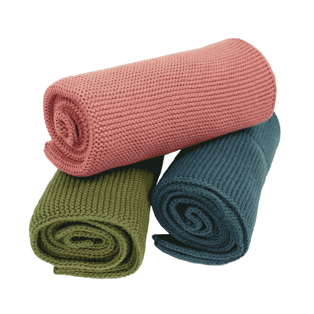 Hochwertig gestricktes Handtuch aus Baumwolle in dunkelblau, olivgrün und antikosa