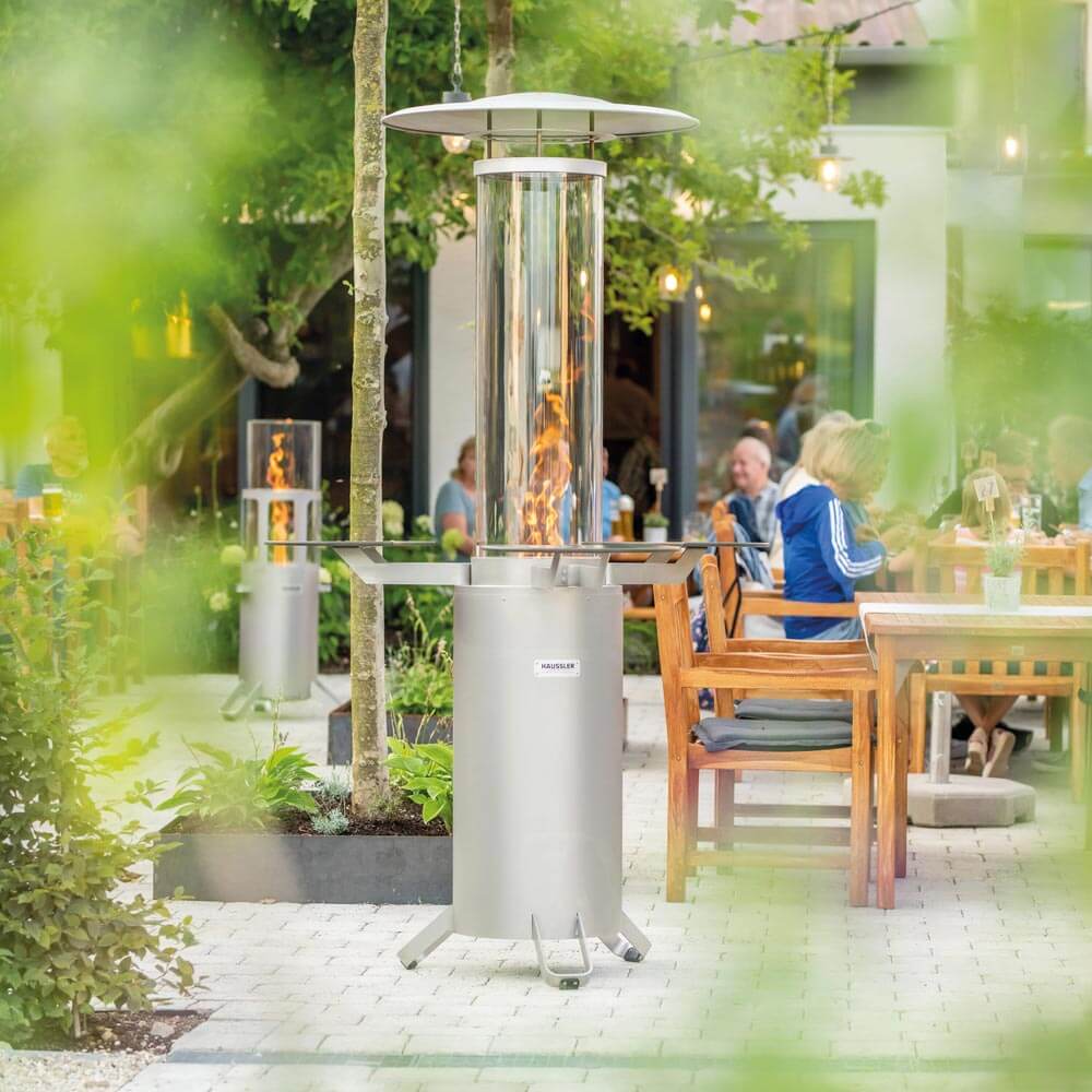 Terrassenstrahler Terrassenstrahler mit angezündetem Feuer in einem Beiergarten.