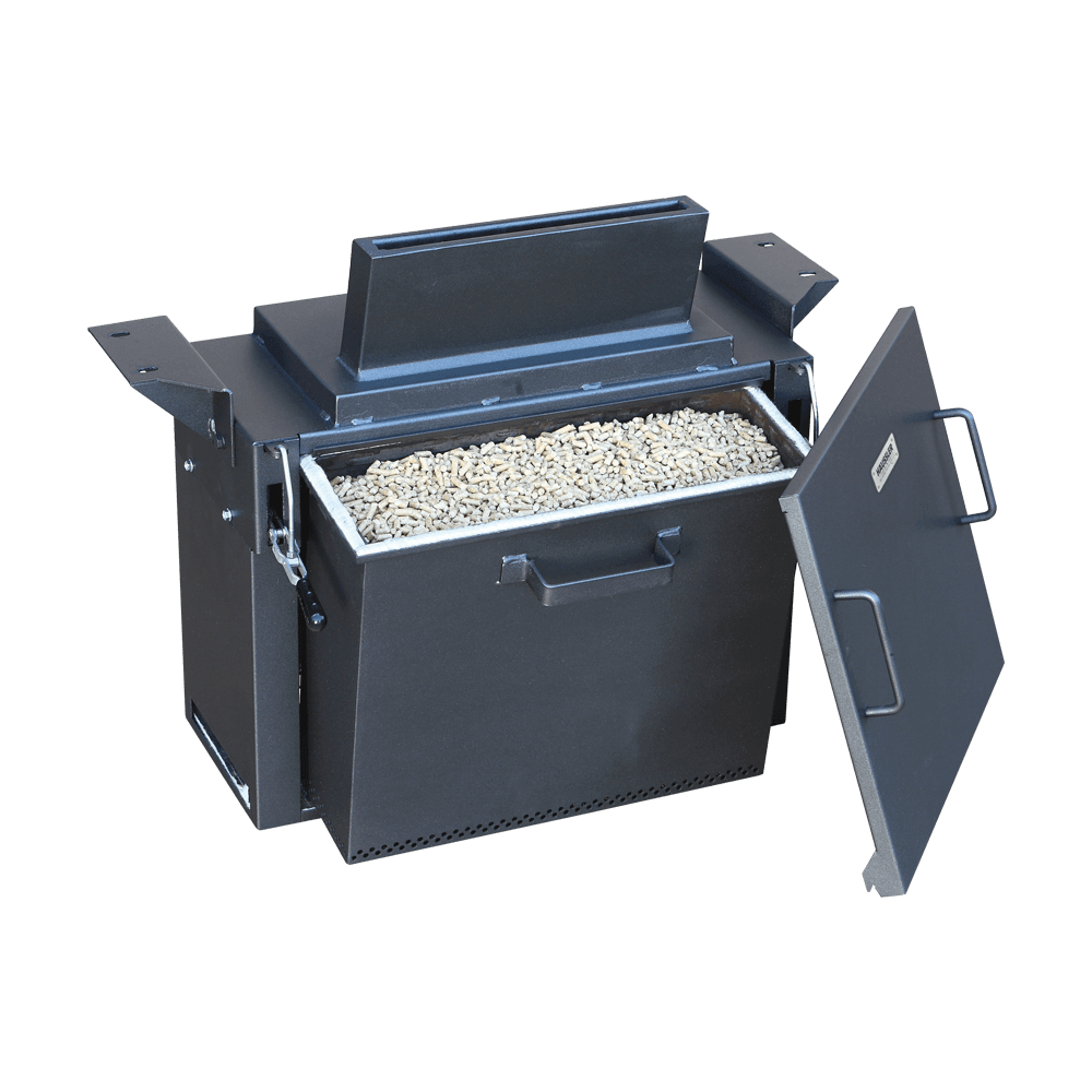 Brennerkassette fĂĽr den Holzbackofen Rechteckige, schwarze Brennerkassette. Die Abdeckung steht neben der Kassette, die mit Pellets gefĂĽllt ist.