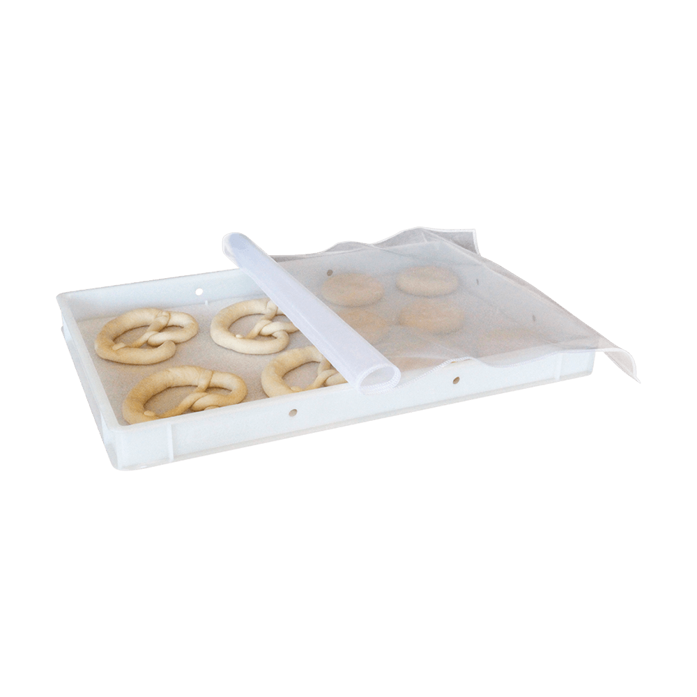 Gärbox groß Gärbox in der Teiglinge in Form von Brezeln und Brötchen liegen, die mit einer Gärfolie abgedeckt sind