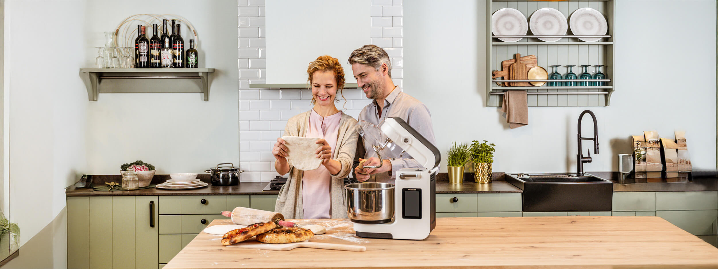 Zwei Personen backen mit der NOVA