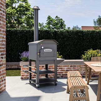 Szene einer Garten-Terrasse mit Ziegelsteinen und Holzmöbeln. Auf der Terrasse steht ein HABOGusto in der Ausführung Edelstahl