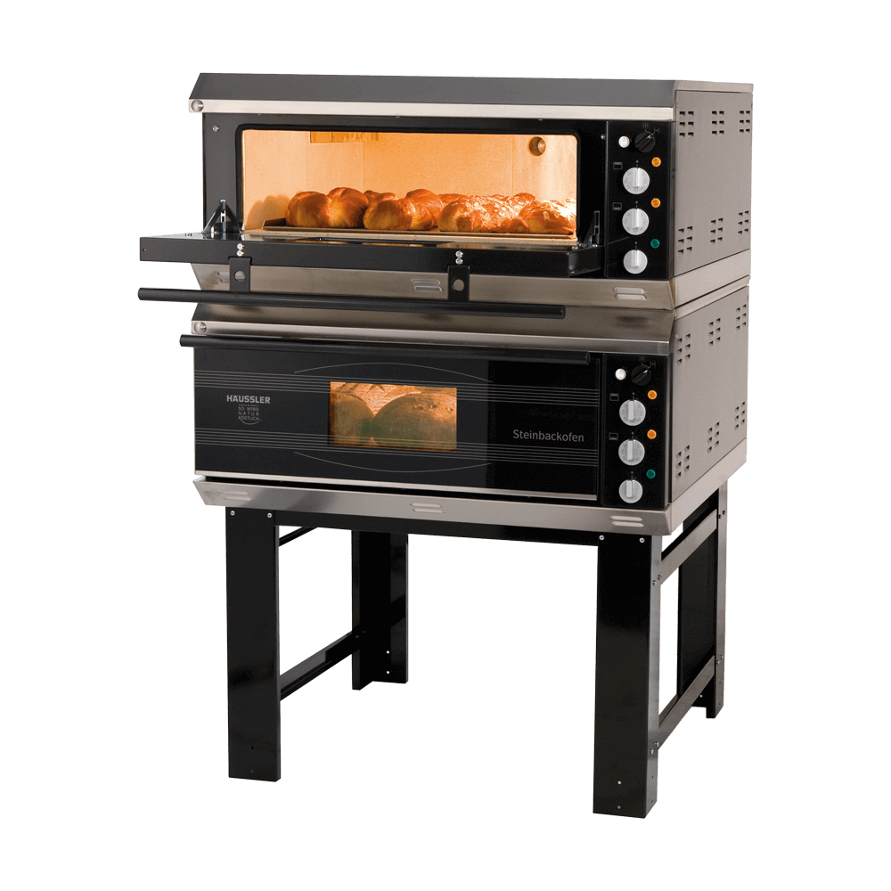 Ofen mit Untergestelle Das Bild zeigt einen geschlossenen Steinbackofen der Marke "Häussler" auf einem stabilen Metalluntergestell. Durch ein kleines Sichtfenster in der Ofentür kann man einen Blick auf das Innere werfen, wo Brot gebacken wird.