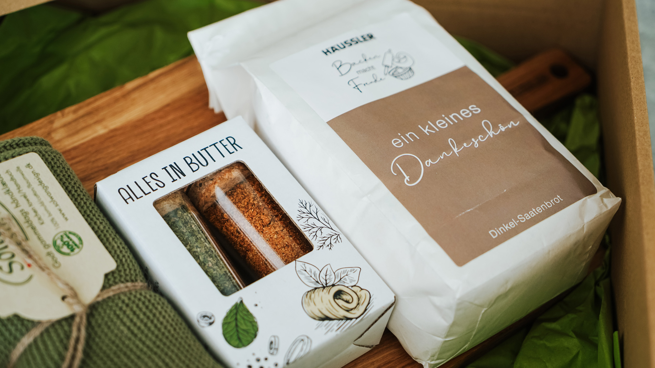 Liebevoll gerichtete Geschenk-Sets Geschenk-Set mit Brotbackmischung, Buttergewürz, Geschirrtuch und Servierbrett