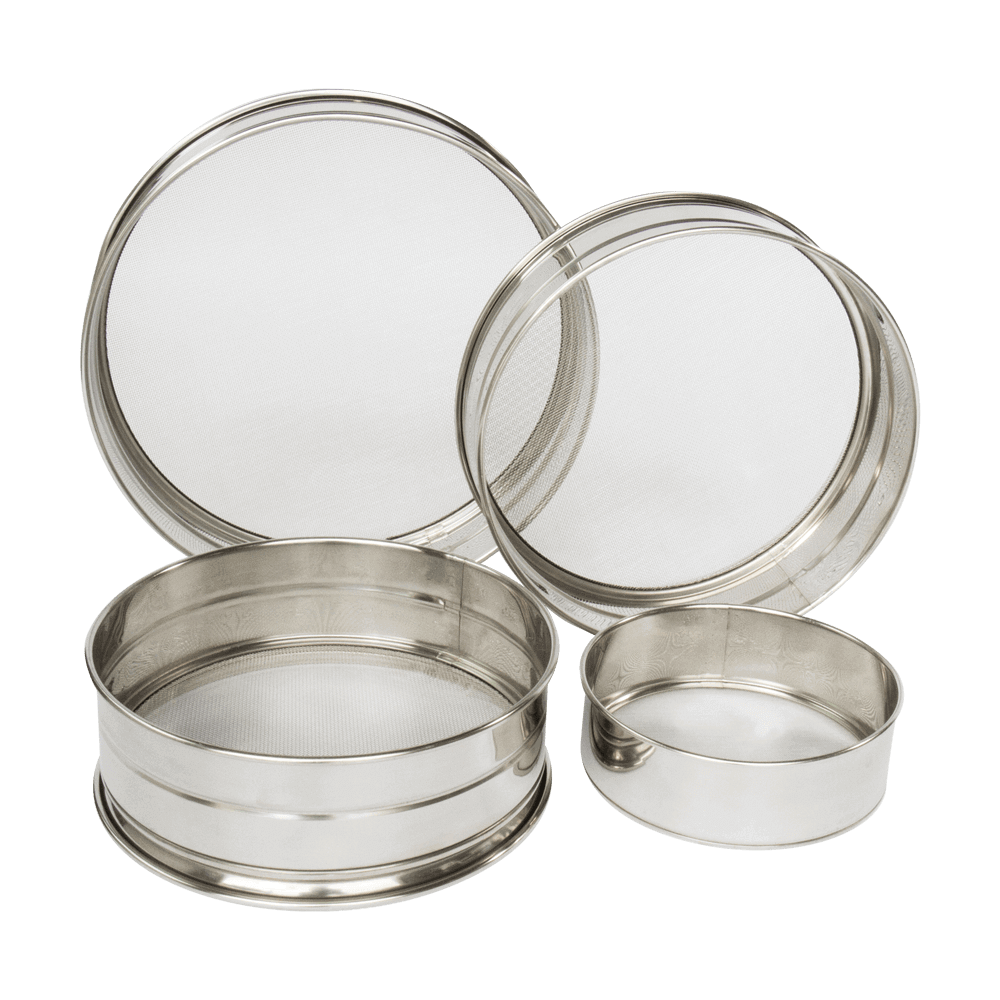  Vier verschieden große Mehlsiebe aus Edelstahl ohne Hintergrund.