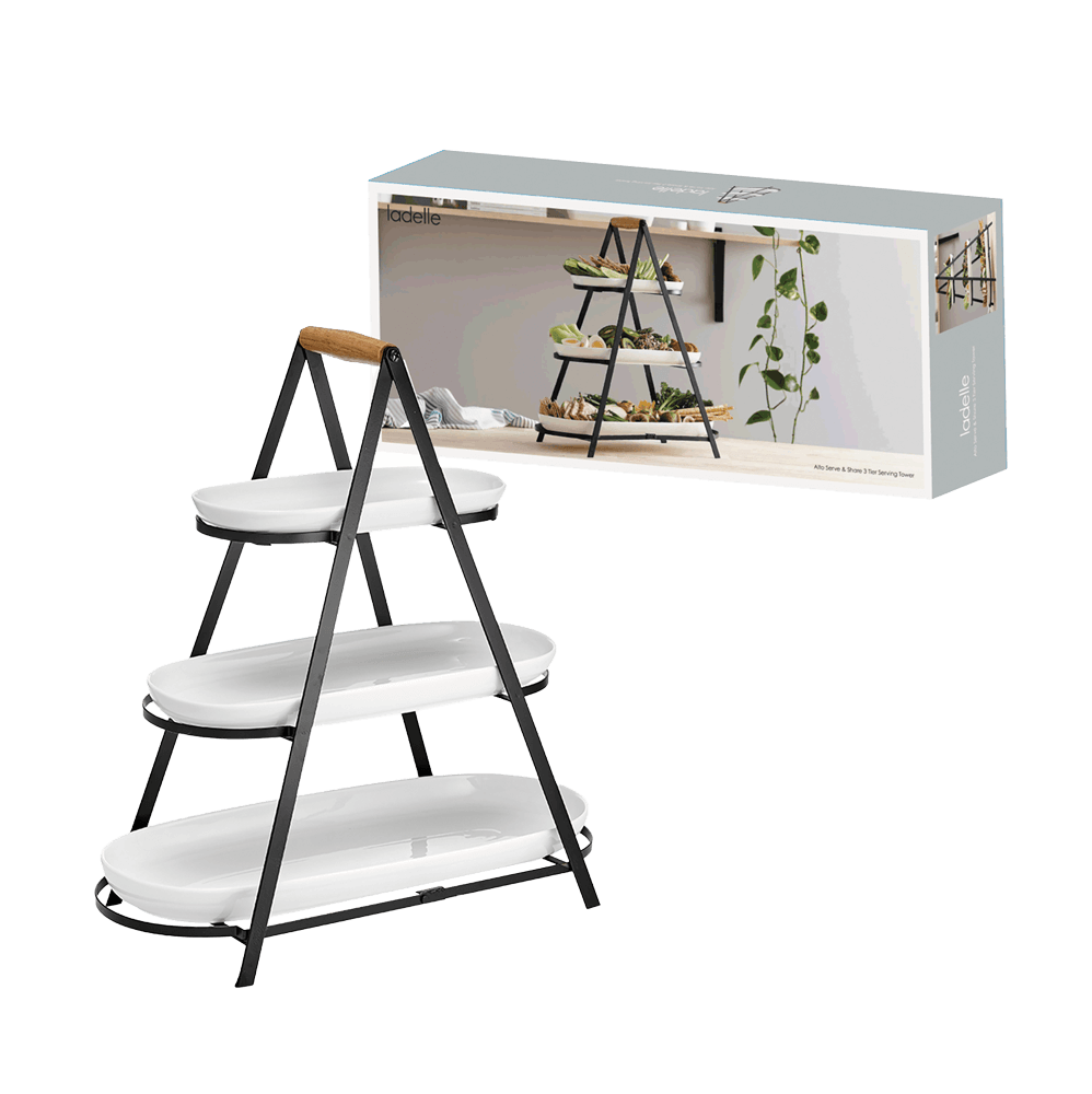 Servierturm 3-etagig Aufgestellter Servierturm 3-etagig vor der Karton-Verpackung ohne Hintergrund.