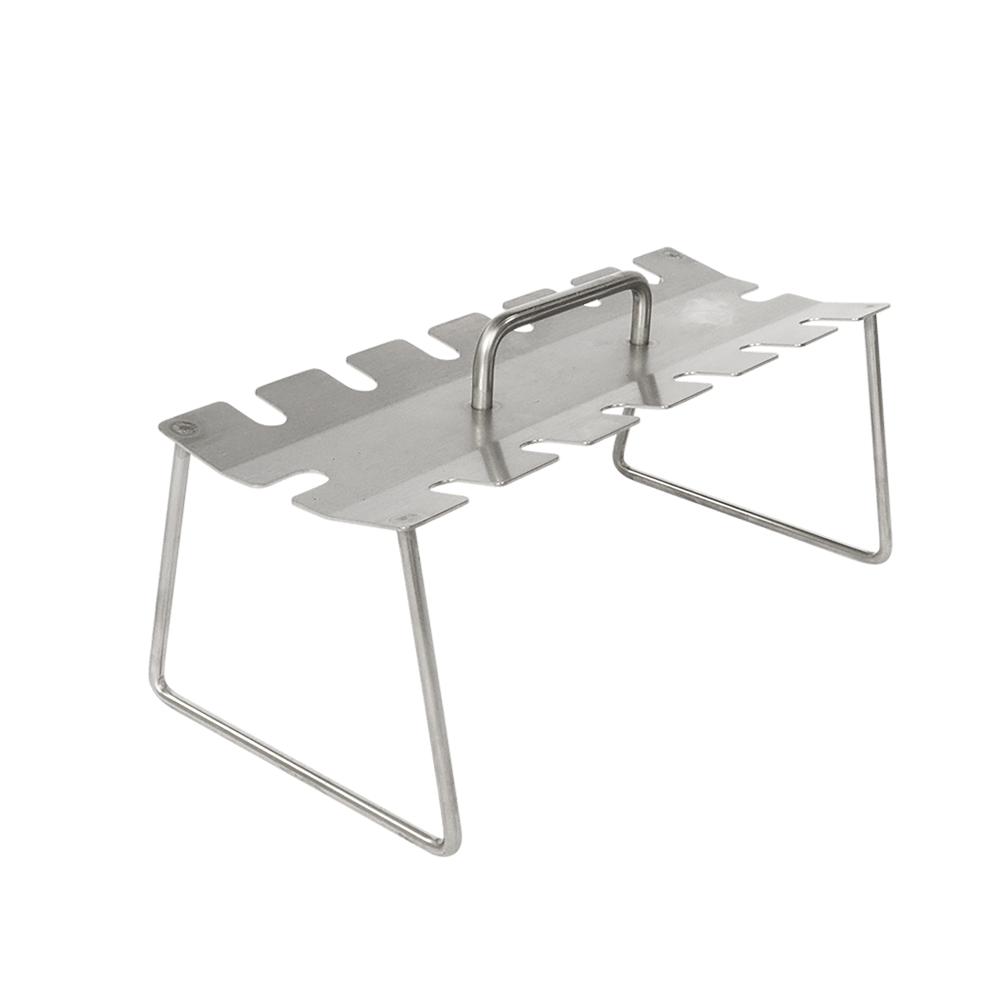 Hähnchenkeulenhalter Ein Gestell aus Edelstahl mit sechs Auskerbungen in die man Hähnchenkeulen hängen kann. das Gestell hat zwei Füße und einen Griff.