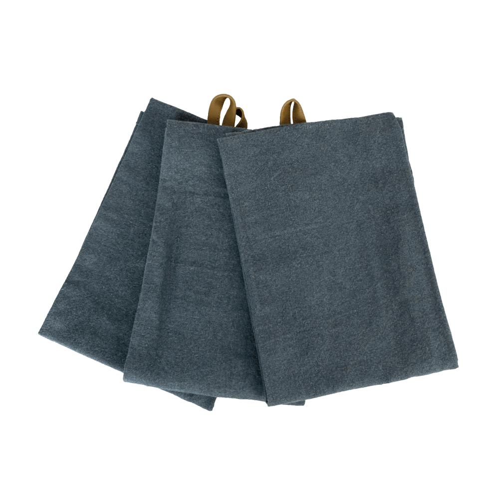 Geschirrtücher blau 3er Set Geschirrtücher im 3er Set in der Farbe blau. Die Aufhänger der Geschirrtücher sind aus Leder. Ohne Hintergrund abgebildet.
