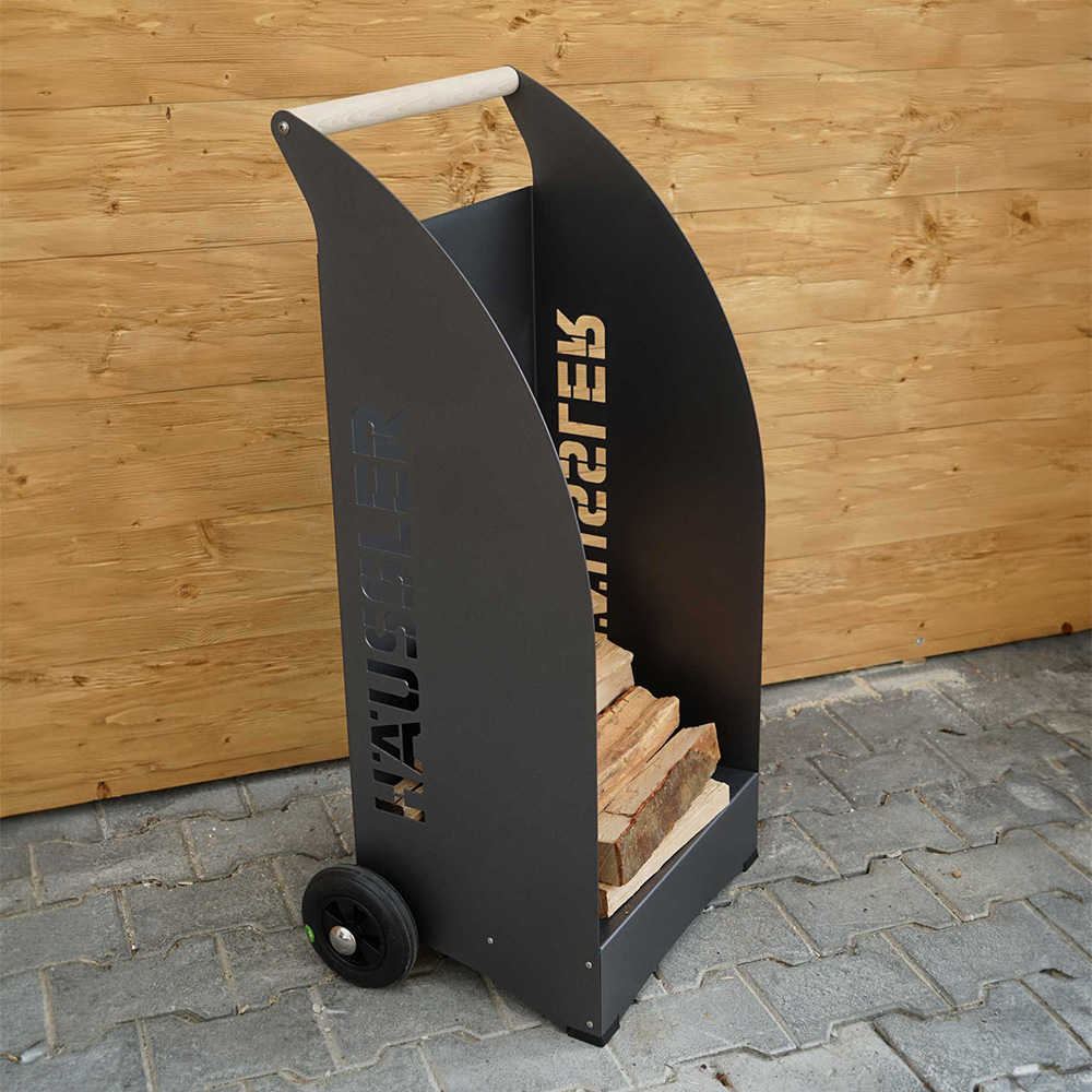 Fahrbarer Holzwagen, mit Rädern und Häussler Logo, vor einer Holzwand