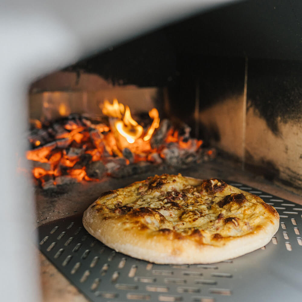 Gebackene Dinnete mit Glut im Holzbackofen Gusto 