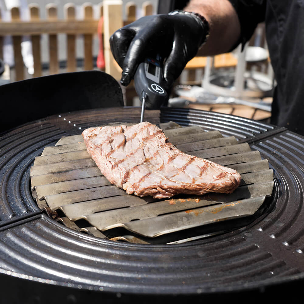 Grillaufsatz mit Grillrost Gebratenes Steak auf Grillaufsatz mit Grillrost in einem Garten.