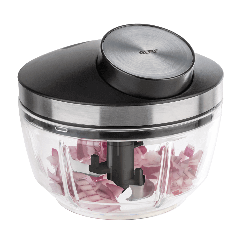 Durchsichtige Plastikschüssel mit einem Plastikdeckel und Seilzugzugmechanismus, am Deckel ist ein zerkleinerer mit 3 Messern befestigt, in der Schüssel befinden sich klein gehäckselte Zwiebeln