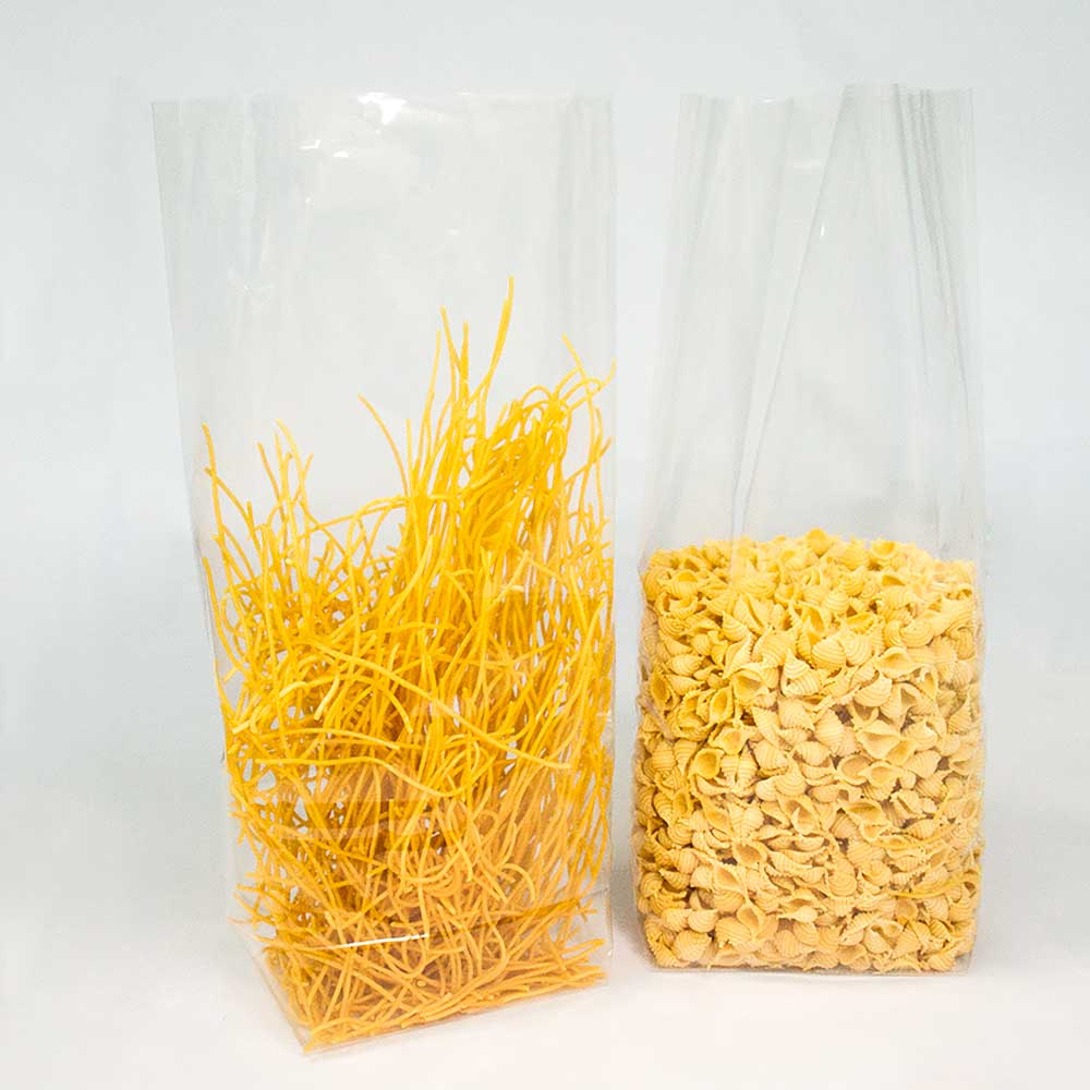 Nudel- und Plätzchenverpackung 23,0 x 39,0 cm Zwei Nudel- und Plätzchenverpackungen aus transparenter Folie gefüllt mit zwei verschiedenen Nudelsorten vor einem weißen Hintergrund.