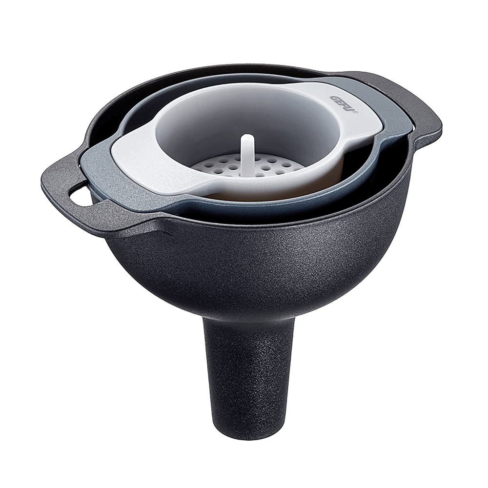 3-teiliges Trichter-Set Drei ineinander gestapelte Trichter in verschiedenen Farben ohne Hintergrund.