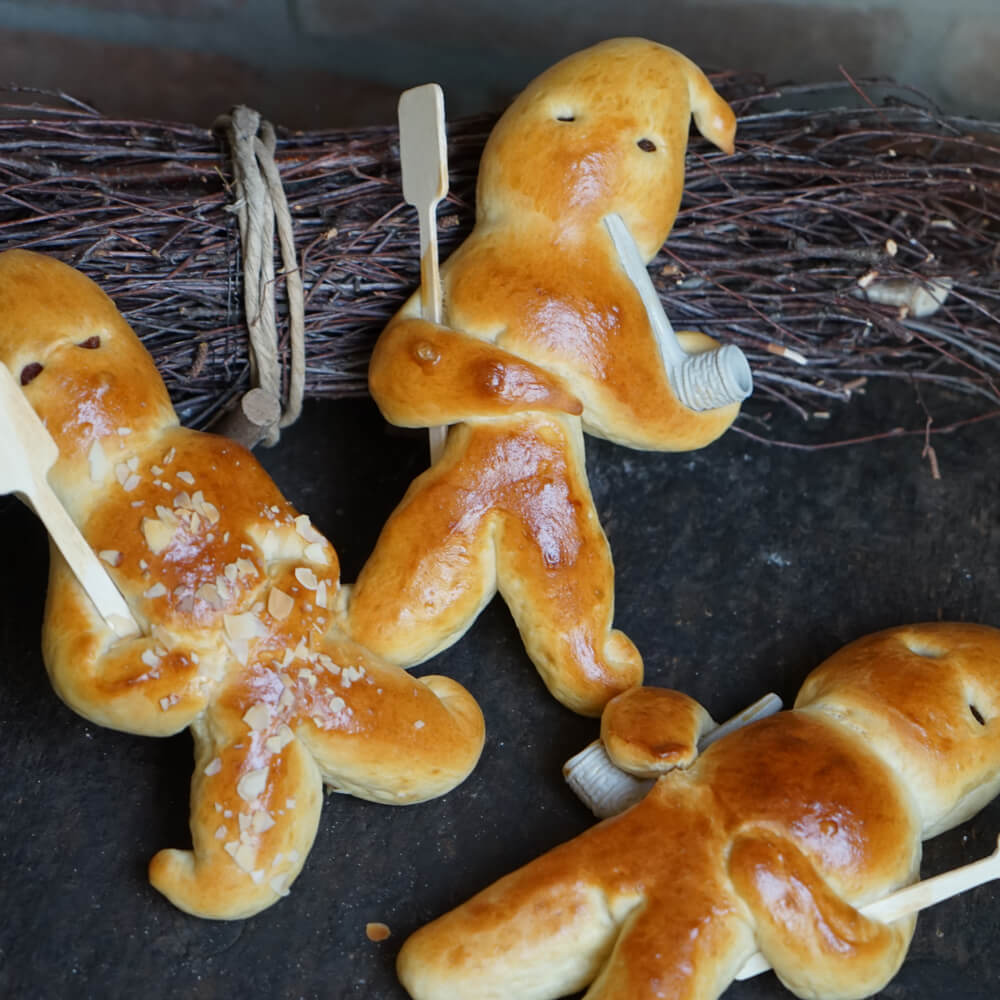 Rezept für Hefenikolaus 3 Hefenikoläuse mit Bachschieber oder Pfeife und Sultaninen als Augen