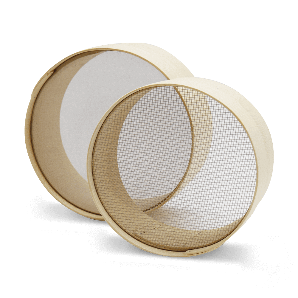 Vollkornmehl einfach in Mehl, Grieß und Kleie trennen Zwei Mehlsiebe ohne Hintergrund