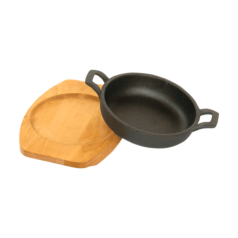 Mini Gratinform neben dem Holzbrett ohne Hintergrund.