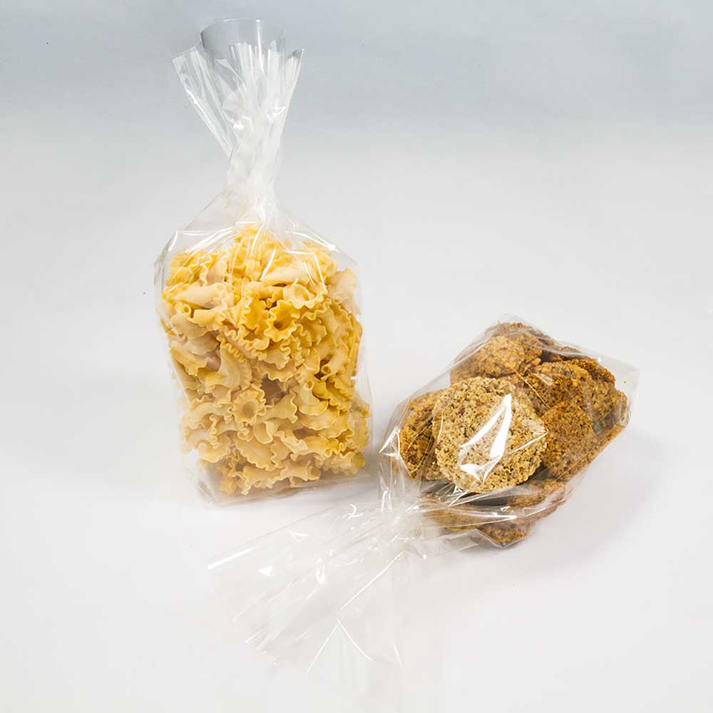 Nudel- und Plätzchenverpackung 14,5 x 26,0 cm Zwei Nudel- und Plätzchenverpackungen aus transparenter Folie gefüllt mit Nudeln und Plätzchen vor einem weißen Hintergrund.