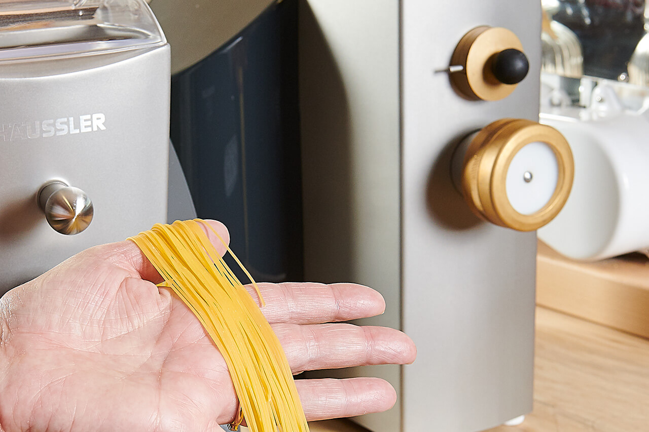 Nudelmaschine EMMA formt frische Spaghetti aus Teig - traditionelle Pasta-Herstellung in Aktion.