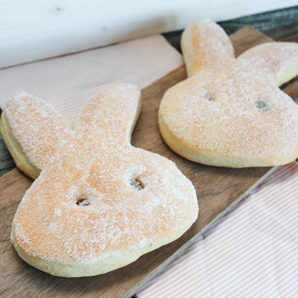 Rezept für Quarkteigausstecher Quarkteigausstecher in Hasenform, gewälzt in Zucker mit Sultaninen als Augen