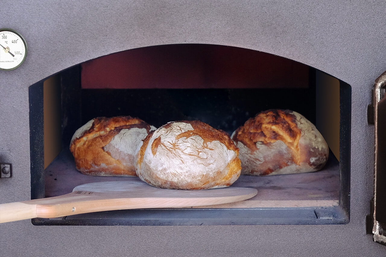 Frische Brote in einem Holzbackofen
