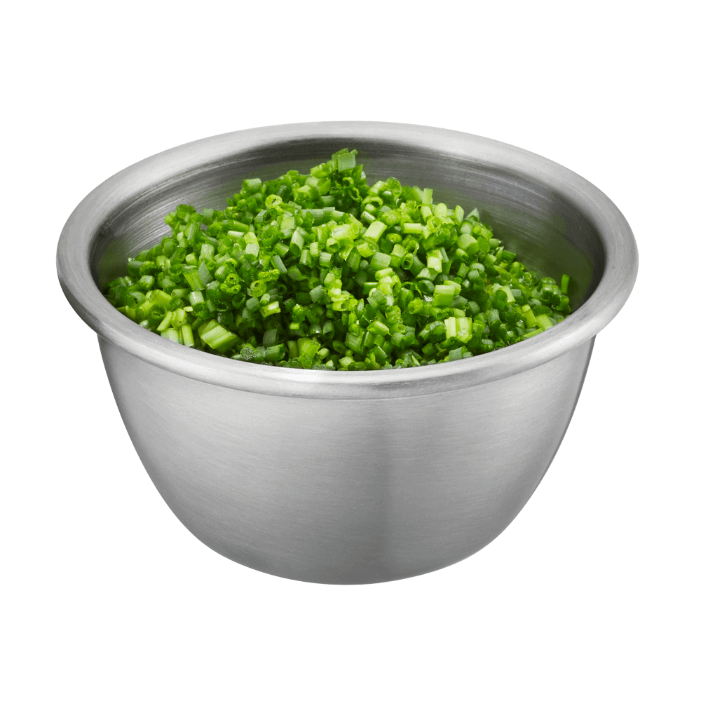 kleine Edelstahlschüssel gefüllt mit geschnittenem Schnittlauch