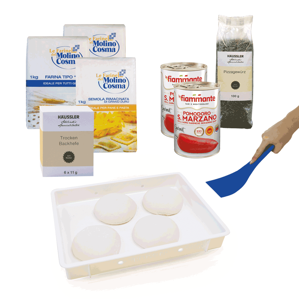 Pizzateig-Starterset Auf dem Bild befindet sich eine weiße Gärbox mit vier Teiglingen. Zudem 2 verschiedene Mehle mit jeweils 1 Kilogramm Inhalt, eine Verpackung mit Trockenbackhefe 6 x 11 Gramm, 2 Dosen mit 400 Gramm geschälten Tomaten und ein blauer Plastik Teigschaber.