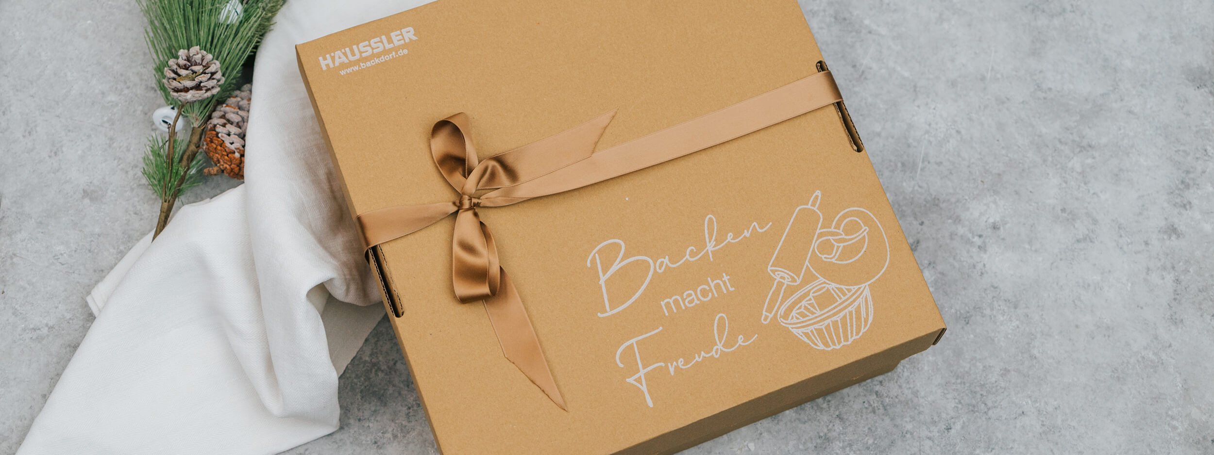 Geschenkkarton mit Schleife