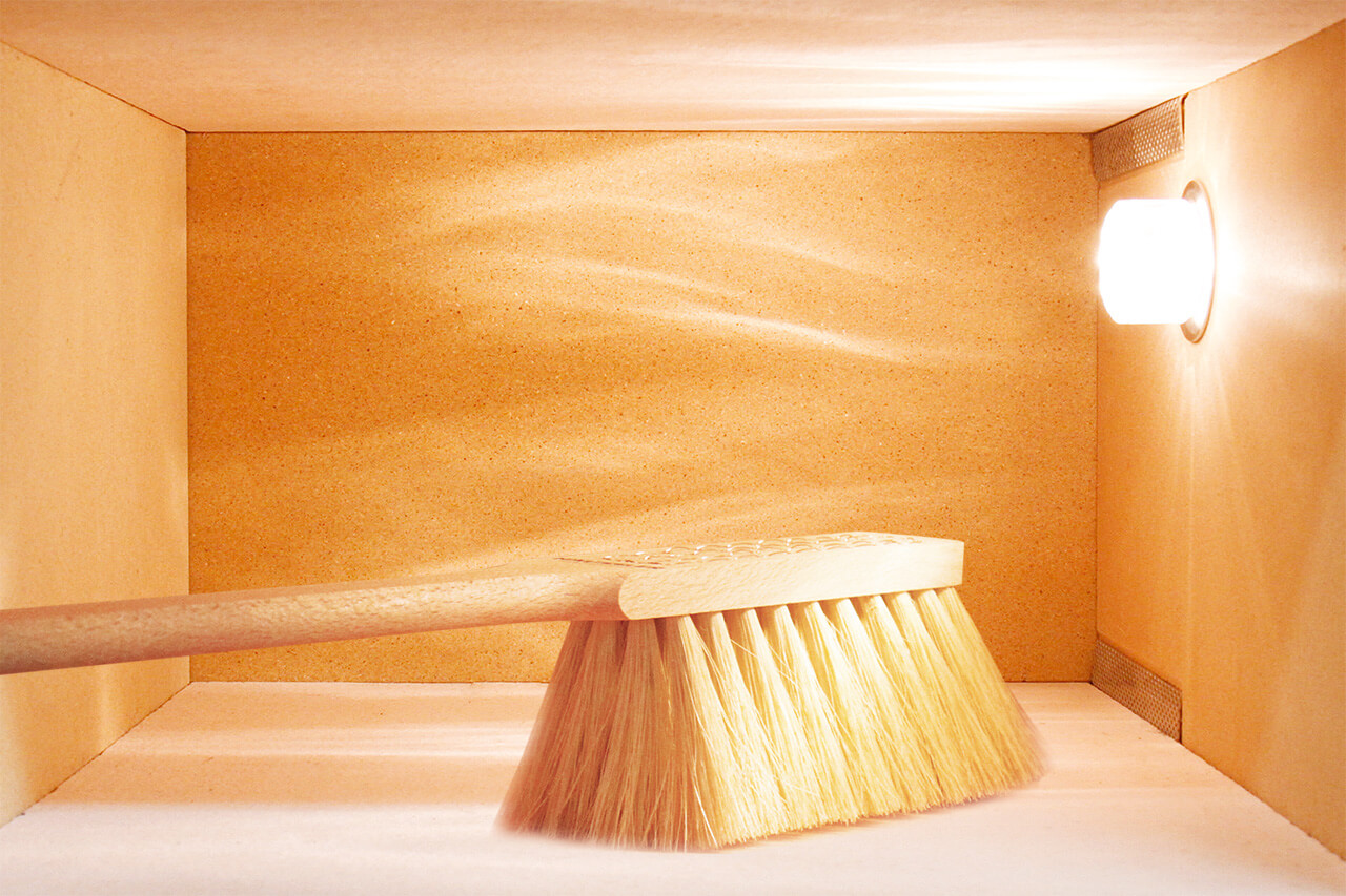 Reinigung eines Elektro-Steinbackofens Reinigungsbürste in einem Elektro-Steinbackofen