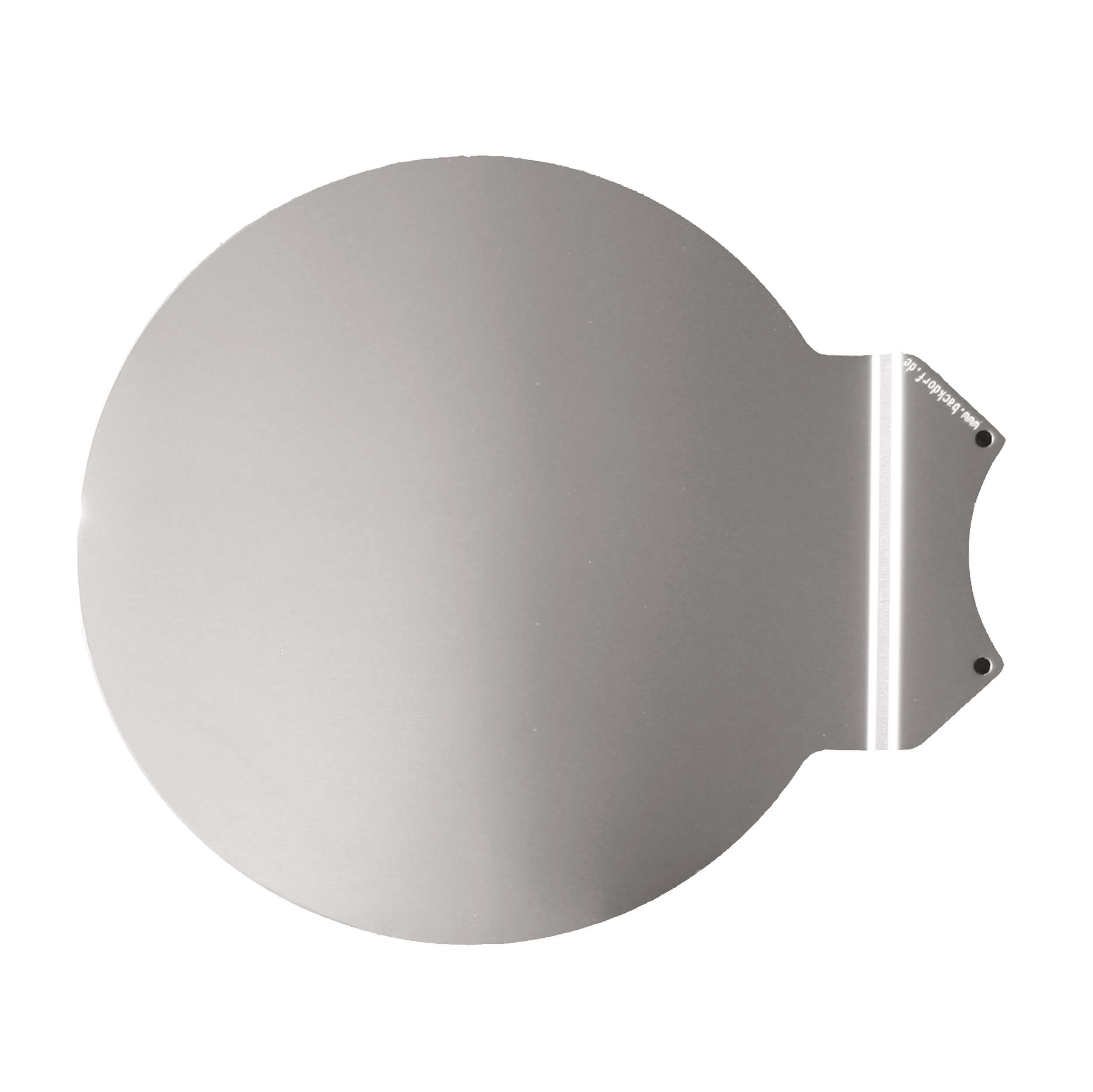 Eine runde, silberne Tortenunterlage aus Metall mit einem abgeflachten Griffbereich und zwei kleinen Löchern am Rand.