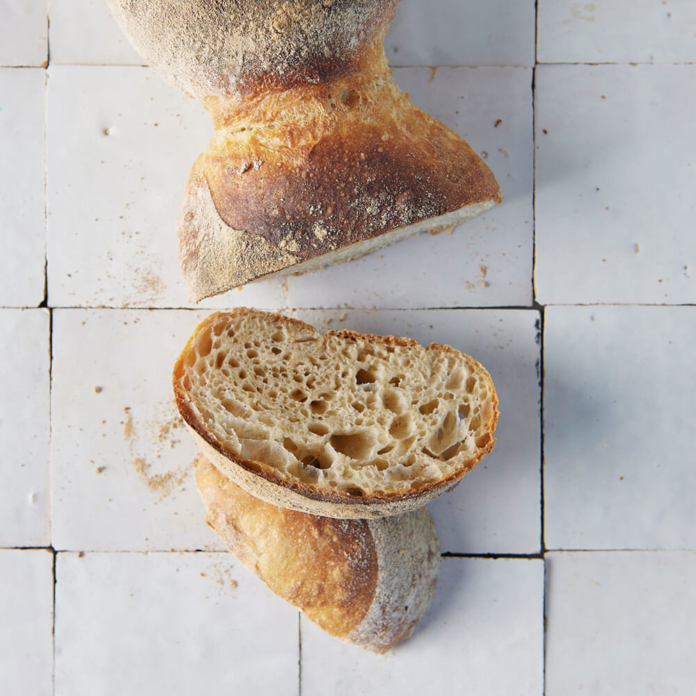 Luftig, lockere Bürlis mit der Backmischung backen Luftig lockere Bürlibrötchen auf einer Arbeitsfläche