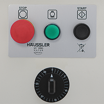 Bedienfeld der Teigknetmaschine SP10 mit verschiedenen Knöpfen und einer Zeitschaltuhr