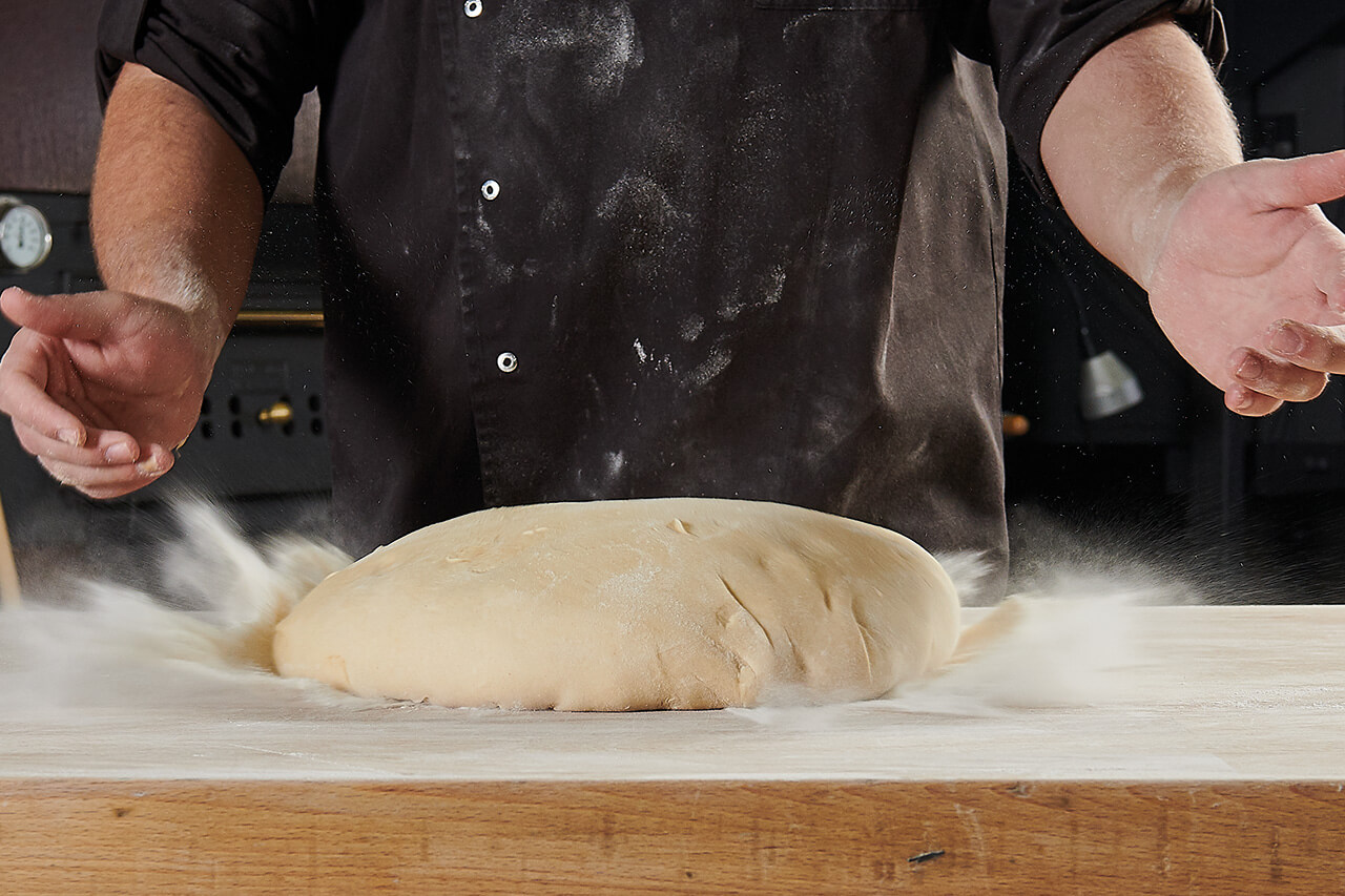 Perfekter Teig für perfekte Backwaren Perfekter Teig auf Arbeitsfläche