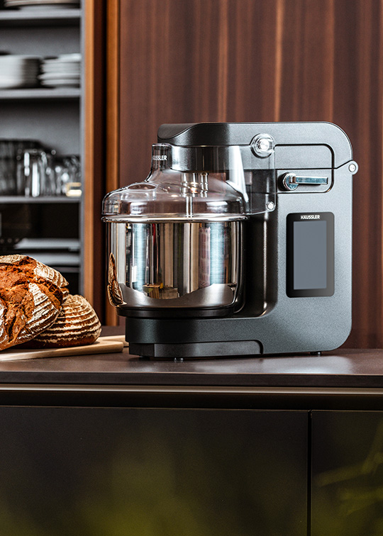 Häussler NOVA Teigknetmaschine Anthrazit Nova auf einer Arbeitsfläche mit Brot