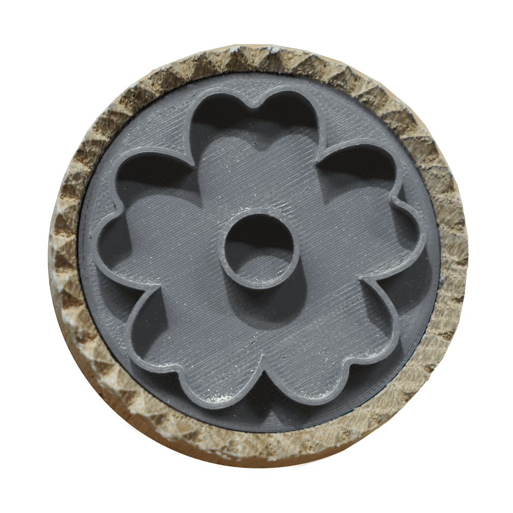 Brotstempel Blumen Motiv Ein Brotstempel mit einem Blumen-Motiv. Der Stempel ist aus hellem Holz und das Motiv aus grauem Kunststoff