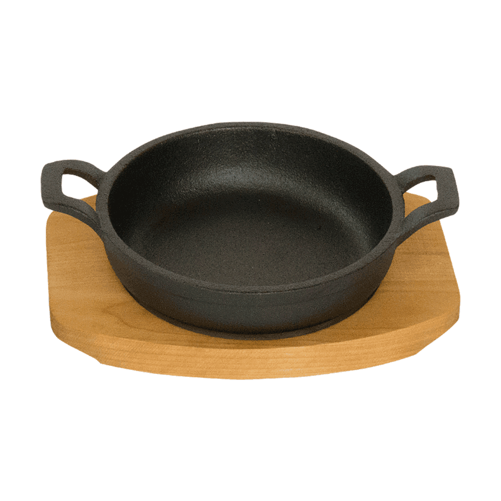 Mini Gratinform mit Holzbrett Mini Gratinform auf einem Holzbrett ohne Hintergrund.