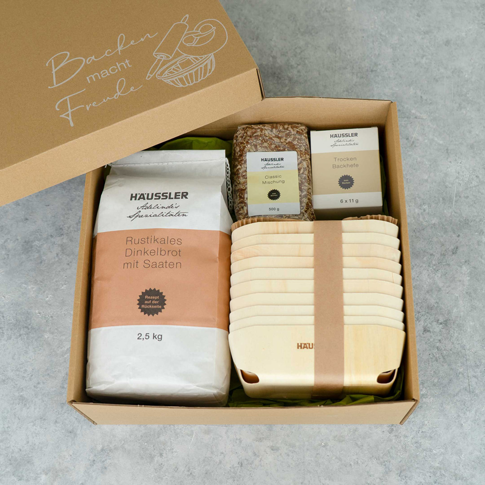 Geschenk-Set zum Verschenken und direkt los backen! Geschenk-Set mit Mehlmischung, verschiedene Saaten, Trockenhefe und Holzbackformen. Liebevoll im Geschenkkarton verpackt